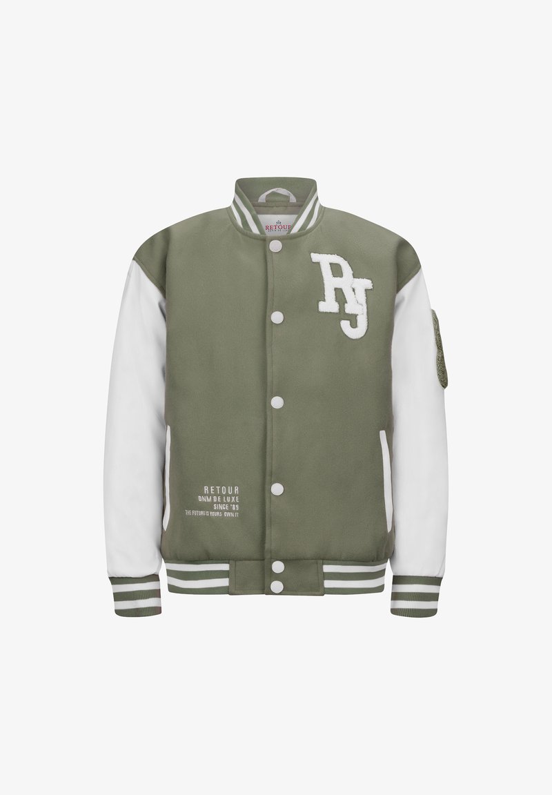 Olijfgroene varsity jack met witte mouwen, geribbelde kraag en boorden, knopen aan de voorkant en een "RJ"-logo met tekst aan de onderkant.