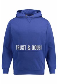 Sudadera con capucha azul hecha de mezcla de algodón. Presenta un bolsillo delantero y un gran texto blanco que dice "CONFIANZA Y DUDAS" en el pecho.