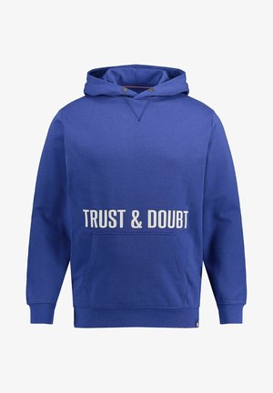 Blå hoodiepullover lavet af en bomuldsblanding. Har en lomme foran og stor hvid tekst, der læser "TRO & TVIVL" tværs over brystet.