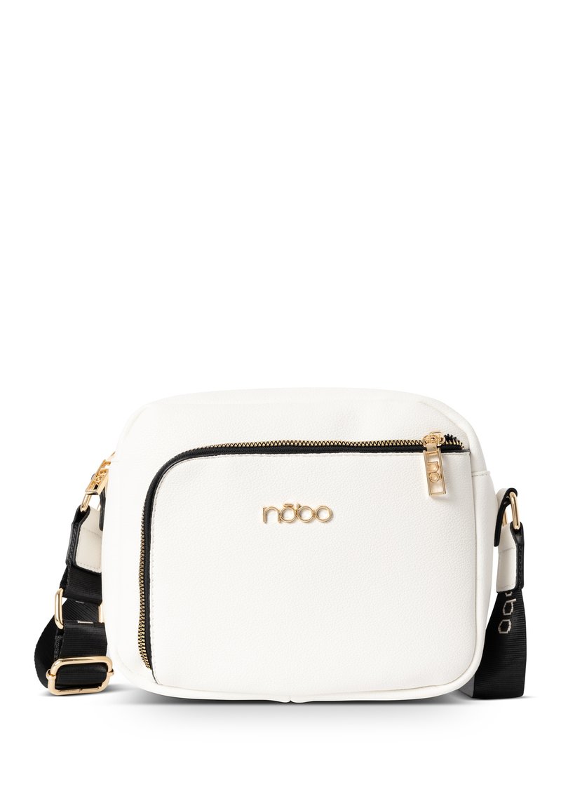 Borsa crossbody in finta pelle bianca con dettagli neri, zip dorate e logo. Presenta una tracolla regolabile e una superficie testurizzata.