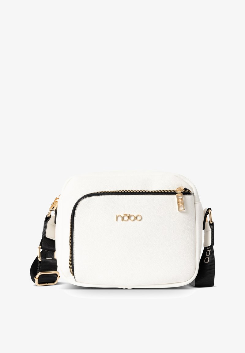 Weiße Kunstleder-Crossbody-Tasche mit schwarzen Akzenten, goldenen Reißverschlüssen und einem Logodetail. Verfügt über einen verstellbaren Träger und eine strukturierte Oberfläche.