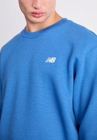 New Balance SPORT ESSENTIALS CREW UNISEX - Camisola - blue agate