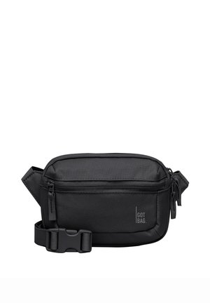 Schwarze Bauchtasche mit zwei Reißverschlussfächern und verstellbarem Riemen mit Kunststoffschnalle, mit dem Etikett "GOT BAG" auf der Vorderseite.