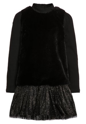 Robe noire avec un haut duveteux à col montant, des manches longues, et une jupe en tulle à couches ornée de petits points argentés.