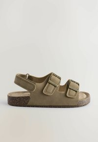 Grønne ruskindsandal med to justerbare spænder, korkfodbed og gummisål. Åbent design med hælrem for støtte og komfort.