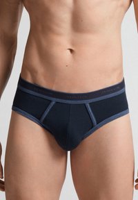 Męskie granatowe majtki wykonane z kontrastującą ciemnoniebieską gumką, dopasowane, z przeszyciami dla lepszego kształtu i wsparcia.