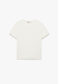 Hvid kortærmet t-shirt lavet af blødt stof, med blonderkant langs ærmerne og en rund halsudskæring. Ingen synlige mønstre eller grafik.