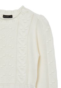 Weißer Strickpullover mit strukturierten Mustern, Rundhalsausschnitt und gerippten Akzenten an den Ärmelbündchen und am Saum. Markenlabel sichtbar.