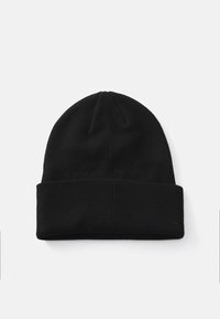 Gorro de punto negro con un ajuste ceñido, que presenta una textura acanalada y un dobladillo, adecuado para el uso en clima frío.