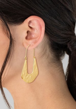 Gehämmerte Ohrstecker in goldfarbener Ausführung mit U-förmigem Design, featuring einer glatten, polierten Oberfläche und einem Hakenverschluss.