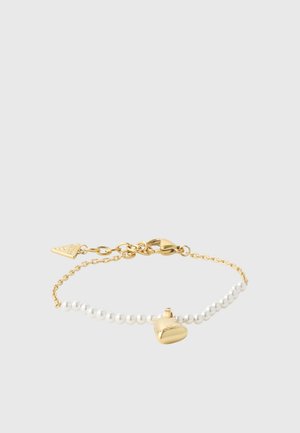 Bracelet en or avec un rang de perles blanches, un pendentif en forme de cœur, des maillons de chaîne et un fermoir.