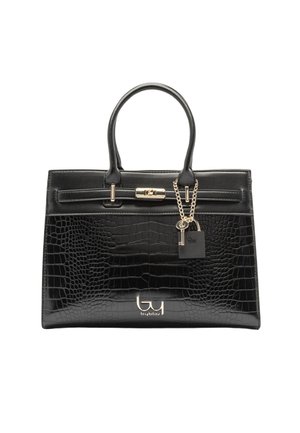 Borsa nera in texture coccodrillo con doppi manici, chiusura in tono oro e ciondolo decorativo a forma di chiave e lucchetto appeso a un manico.