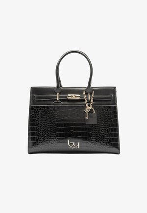 Borsa nera in texture coccodrillo con doppi manici, chiusura in tono oro e ciondolo decorativo a forma di chiave e lucchetto appeso a un manico.