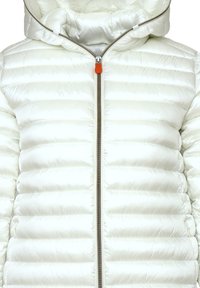 Giubbotto imbottito bianco con design a trapunta, zip frontale, cappuccio a coste e accentuazione arancione sul tirazip. Tessuto liscio e lucido.