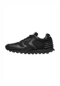 Sneaker atletici neri che presentano un mix di materiali in pelle e rete, un motivo testurizzato, colletto imbottito e una suola in gomma spessa e rigata.