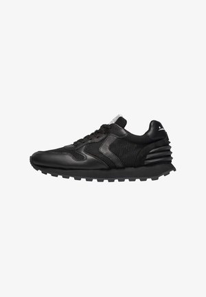 Sneaker atletici neri che presentano un mix di materiali in pelle e rete, un motivo testurizzato, colletto imbottito e una suola in gomma spessa e rigata.