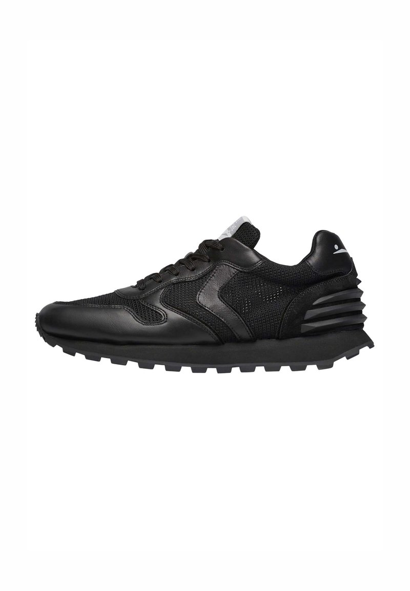Sneaker atletici neri che presentano un mix di materiali in pelle e rete, un motivo testurizzato, colletto imbottito e una suola in gomma spessa e rigata.