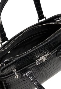Borsa nera in pelle con stampa coccodrillo, dotata di hardware argentato, chiusura con zip e scomparti interni. Texture liscia con finitura lucida.