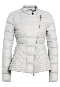 Chaqueta acolchada gris claro con un patrón de puntadas, cuello alto, cremallera asimétrica y bajo acanalado. Material suave y brillante, diseñada para mantener el calor.