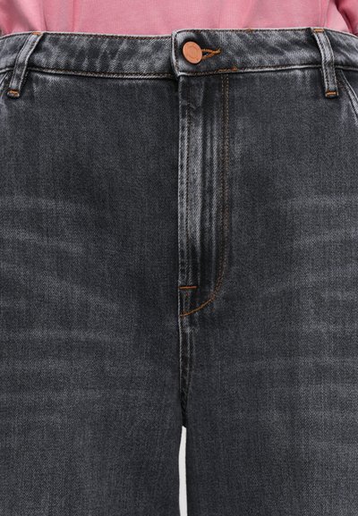 Tumedat hallid denim püksid sobiva lõikega, millel on kontrastsed oranžid õmblused ja ühekordne pruun nööp vööl.