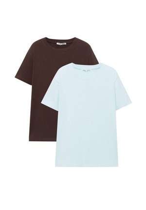 Due t-shirt a maniche corte con scollo tondo, una azzurro chiaro e una marrone scuro, esposte su uno sfondo bianco.