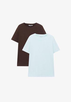 Due t-shirt a maniche corte con scollo tondo, una azzurro chiaro e una marrone scuro, esposte su uno sfondo bianco.
