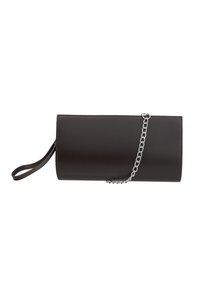 Brun læder clutch med en glat tekstur, der har et sølvfarvet kædetræk og et håndledshåndtag for alsidige bære muligheder.