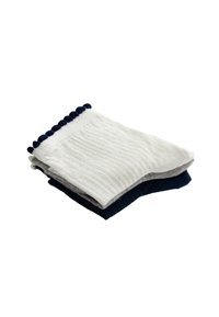 Pile de trois chaussettes tricotées pliées en blanc, gris et bleu marine avec un bord en pompon sur la manchette des chaussettes blanches.