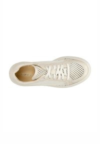 Sneaker bianco con pannelli in rete e dettagli in pelle. Presenta punta rotonda, design con lacci e suola testurizzata. Stile minimalista, colore neutro.