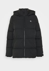 Czarna kurtka puchowa z kapturem, z przednim zamkiem błyskawicznym, poziomym pikowaniem i subtelnym logo na piersi.