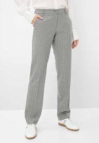 Grijze pantalon met een fijne streep, gemaakt van een zachte stof, met een recht model, zijzakken en een knoopsluiting bij de taille.