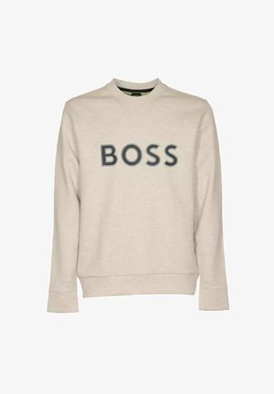 Sweat-shirt beige à manches longues avec un col rond et un grand texte "BOSS" gris foncé centré sur le devant.