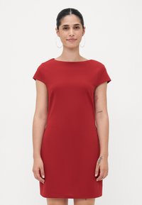 Rød, kortermet kjole med båthals, laget av mykt stoff. Enkel design med en tettsittende fasong og kne-lengde fald.