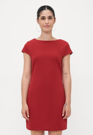 Robe rouge à manches courtes avec un col bateau, fabriquée dans un tissu lisse. Design simple avec une coupe ajustée et une longueur au genou.