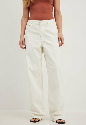 LANGE MIT MITTLERER TAILLE - Flared jeans - white