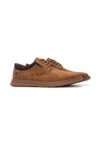Zapatos de ante marrón con un acabado suave, que presentan un acento marrón oscuro en el collar, un diseño de cordones y una suela de goma con un borde cosido.