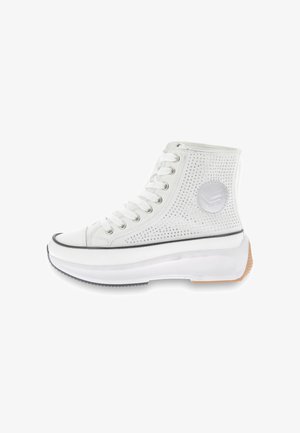 Zapatillas altas de lona blanca con parte superior perforada, puntera redonda, ribete negro y suela de plataforma de goma blanca con un acento de color marrón.