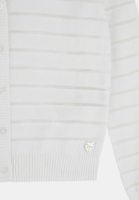 Weißer Cardigan mit hellgrauen Streifen, Knopfverschluss, gerippten Bündchen und Saum. Verfügt über ein kleines, goldfarbenes Herz-Logo.