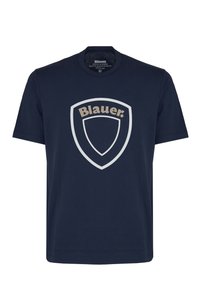 Marineblå bomulds-T-shirt med rund halsudskæring, der har et stort gråt skildesymbol med ordet "Blauer" i beige tværs over midten.