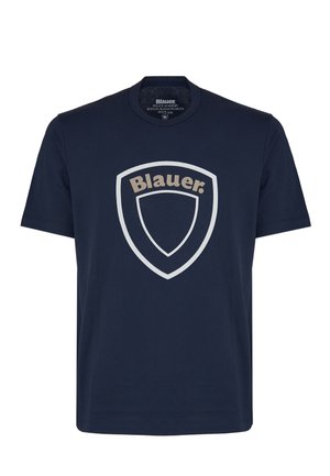 Marineblauwe katoenen T-shirt met een ronde hals, voorzien van een groot grijs schildlogo met het woord "Blauer" in beige over het midden.
