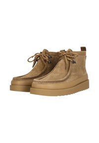 Stivali alla caviglia in suede marrone con suola in gomma spessa, punta rotonda e chiusura con lacci, dotati di lacci coordinati e occhielli in metallo.