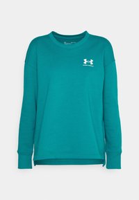 Turkusowa bluza z długim rękawem i okrągłym dekoltem, z białym logo Under Armour po lewej stronie klatki piersiowej i rozcięciami po bokach u dołu.