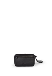 Borsa nera in pelle texture con chiusura a zip, tasca frontale e tracolla. Presenta il marchio impresso sul davanti. Forma rettangolare.