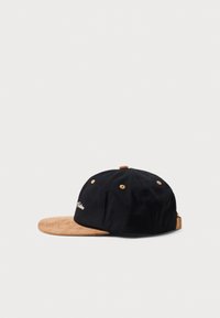 Cappello nero con visiera in suede beige, con logo ricamato sulla parte frontale e dettagli in marrone sui bottoni. Realizzato in materiale di cotone.