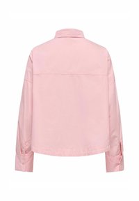 Camicia button-up rosa, tessuto leggero, design strutturato, colletto, maniche lunghe, cucitura centrale posteriore unica e polsini con bottone.
