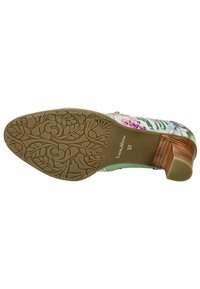 Scarpa con tacco e un motivo floreale testurizzato sul tessuto, un tacco robusto color tan e una suola in gomma dettagliata con disegni di foglie.