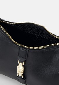 Tommy Hilfiger FEMININE CROSSOVER - Skuldertasker - black