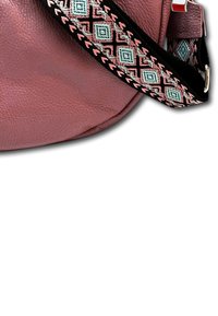 Ronde, roze leren schoudertas met een gestreepte zwarte band met teal en roze geometrische accenten. Gladde textuur met een zachte afwerking.