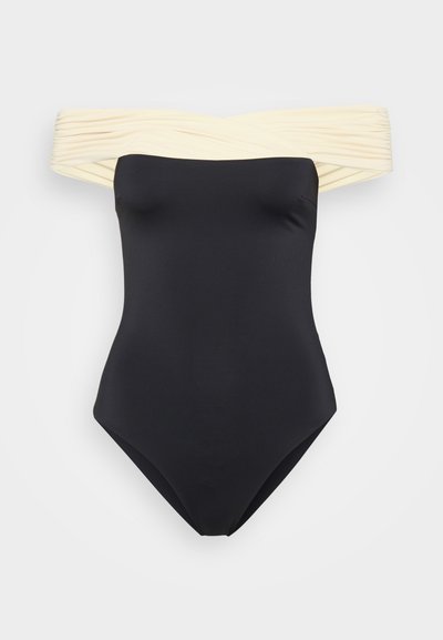 Schwarzer Badeanzug mit einem strukturierten, beigen Off-Shoulder-Band. Verfügt über ein elegantes Design und einen glatten Stoff. Kein sichtbares Zubehör.