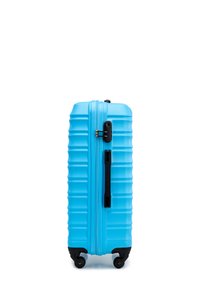 Valise rigide de couleur bleu vif, avec un design texturé et strié, double zip, roues noires et une poignée rétractable.